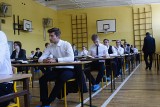 Matura 2022: Dziś zmagania z matematyką! Maturzyści z Poznania rozpoczęli egzamin z matematyki na poziomie podstawowym [ZDJĘCIA]