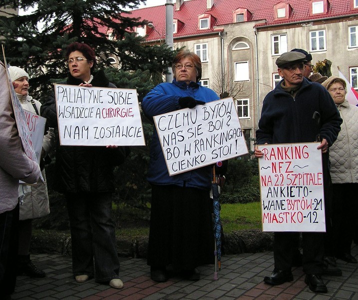 Przed miasteckim ratuszem rozsierdzeni mieszkancy....