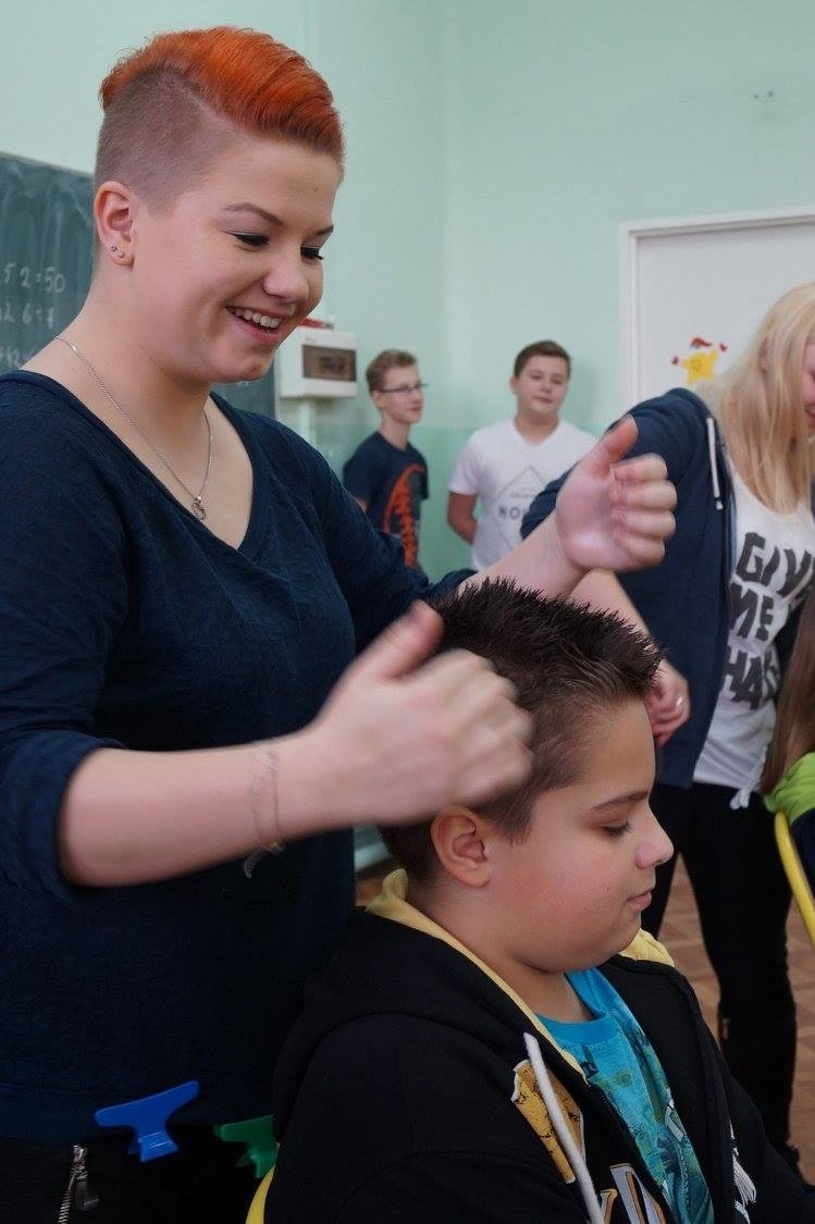 Uczniowie klasy fryzjerskiej z Kłobucka strzygli młodszych kolegów z Waleńczowa [ZDJĘCIA]