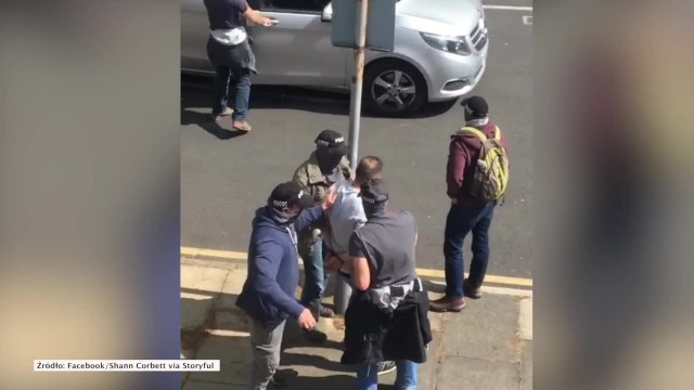 Na filmie nakręconym przez świadka zatrzymania widać akcję policji na Upper Dicconson Street w Wigan