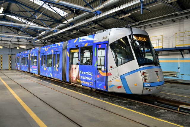 W poniedziałek (29 listopada) wrocławskie MPK zaprezentowało tramwaj, który będzie jeździł po Wrocławiu w ramach promocji dziecięcego telefonu zaufania