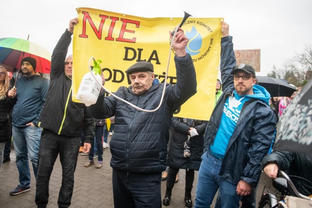 Protest przeciwko podwyżkom cen gazu w G.EN. Gaz Energia. Tarnowo Podgórne, 6 listopada 2021 roku.