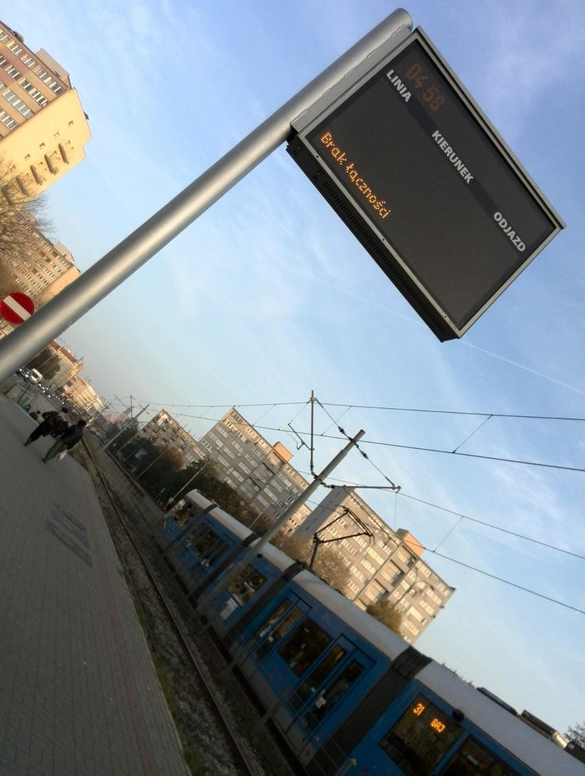 Tablica ITS nie pomaga podróżnym na Legnickiej: "Brak łączności" w systemie za miliony (FOTO)