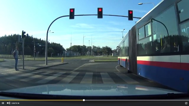 Kamera złapała kierowcę bydgoskiego autobusu firmy Irex-Trans podczas jazdy na czerwonym świetle