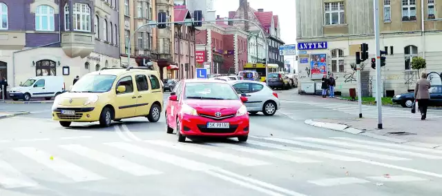 Wjazd z ulicy Strzeleckiej na ulicę Mikołowską To prawdziwy tor przeszkód. Najpierw trzeba bowiem ruszyć płynnie pod górę z hamulca ręcznego. I już pojawiają się problemy. Następnie  z  drogi  jednokierunkowej trzeba wjechać na dwukierunkową - z trzema pasami ruchu. Wielu robi tu błąd kardynalny - wjeżdża pod prąd (co pokazuje zdjęcie), a następnie przecina linie i dopiero zjeżdża na właściwy pas. Niestosowanie się do linii podwójnej ciągłej, zgodnie z zasadami egzaminu, przerywa egzamin natychmiast.