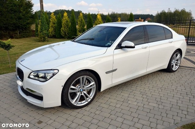 BMW Seria 7 Cena: 199 700 złRok produkcji: 2015Przebieg: 35 000 kmPojemność skokowa: 4 395 cm3Moc: 450 KMRodzaj paliwa: benzyna