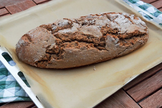 Domowy chleb żytniChleb żytni: dlaczego warto jeść to pieczywo (WIDEO)