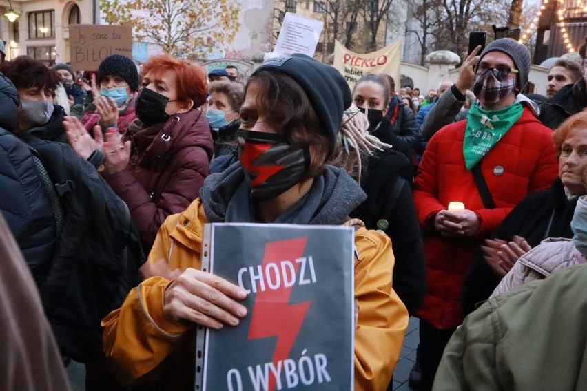 Marsz Dla Izy w Łodzi. Protest przed PiS na Piotrkowskiej! "Ani jednej więcej, jej serce też biło!"