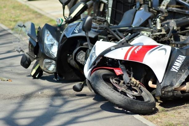 Motor zderzył się z samochodem osobowym.