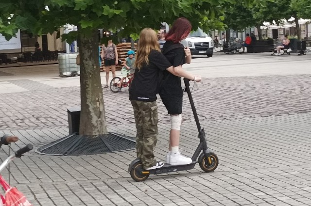 To co widać na zdjęciu to tylko jedno z wielu nieprawidłowych zachowań e-hulajnogistów. Przepisy zabraniają zabierania drugiej osoby oraz przewożenia ładunków.