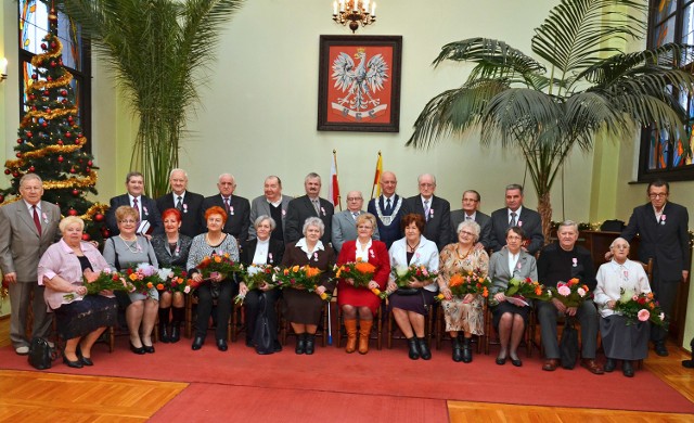 Prezydent Grudziądza Robert Malinowski udekorował dwanaście par małżeńskich medalami za długoletnie pożycie na uroczystości w Urzędzie Stanu Cywilnego.