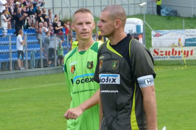 Tomasz Wietecha (z prawej, obok obrońca Stali Michał Bogacz) obronił rzut karny w meczu z Zagłębiem w Sosnowcu.