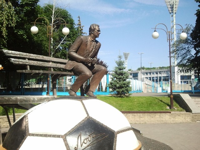 Pomnik trenera Walerego Łobanowskiego, w tle znajduje się klubowy stadion Dynama Kijów
