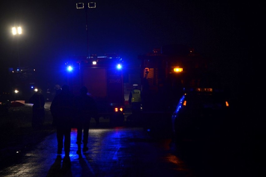 Tragiczny wypadek w Borkowie, nie żyje kobieta. Zderzyły się autobus i osobówka