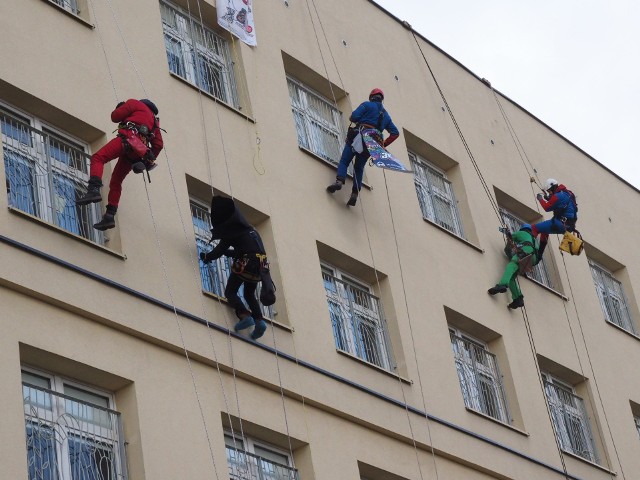 Alpiniści przebrani za superbohaterów, czy postacie z bajek, zjechali na linach z dachu pawilonu dziecięcego.