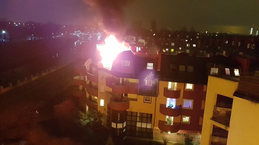 Duży pożar w budynku przy mostach Warszawskich (ZDJĘCIA)