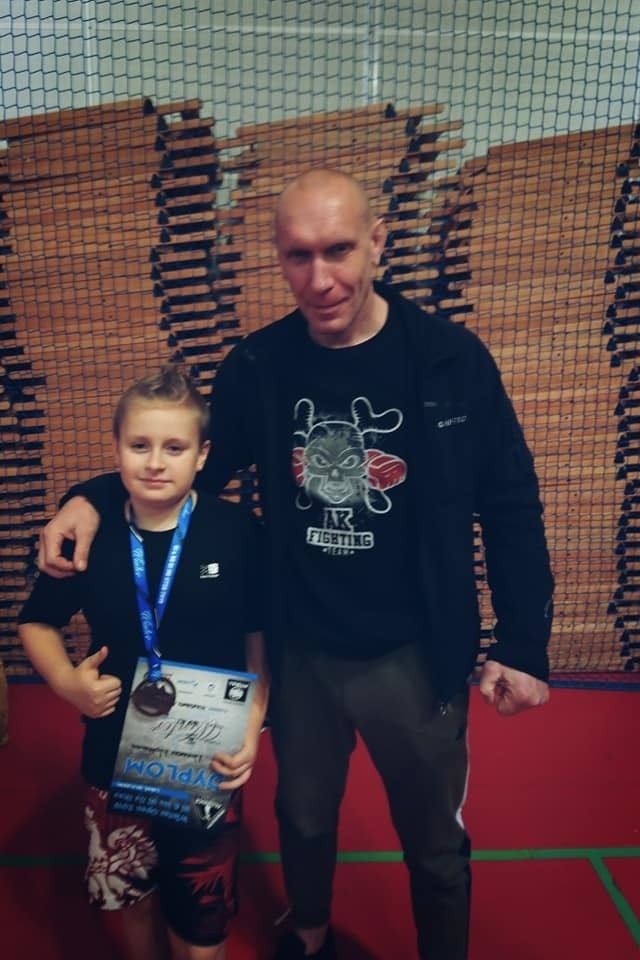 Młodzi wojownicy z Fight Club Aleksandrów na podium. Walczyli na Winter Open w Luboniu