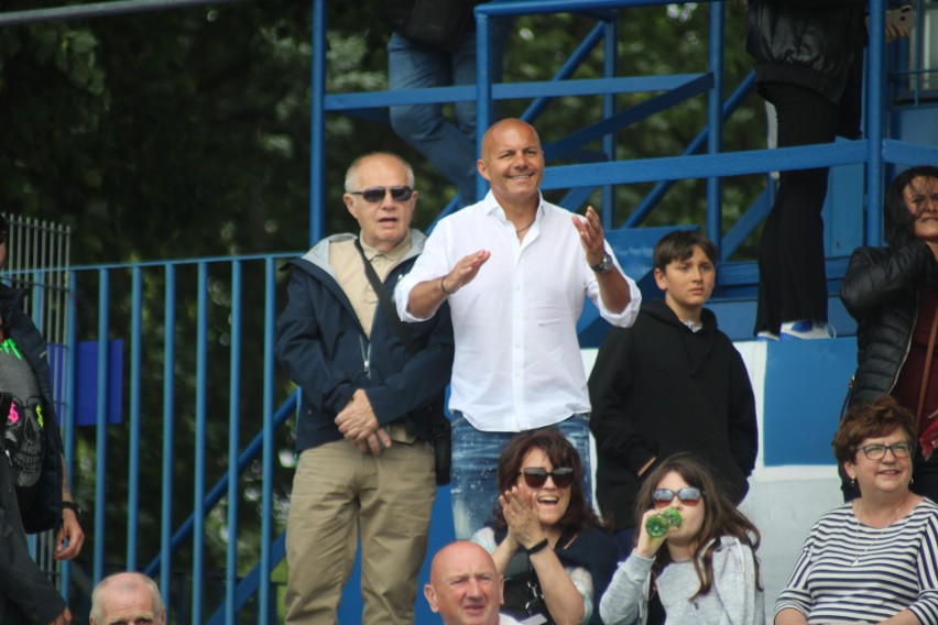 Kibice na meczu Hutnik - Happy Team. Piłkarski piknik na Suchych Stawach ZDJĘCIA