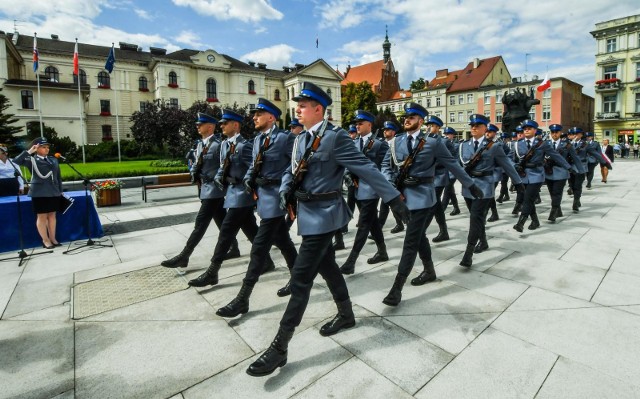 Podczas dzisiejszych (11 lipca) Wojewódzkich Obchodów Święta Policji Medale za Długoletnią Służbę lub Pracę od prezydenta RP otrzymało 42 policjantów i pracowników policji. 35 funkcjonariuszy z naszego województwa otrzymało Odznaki Zasłużony Policjant. Dodatkowo, nagrody wręczono laureatom III edycji konkursu „Przyjazny Dzielnicowy”.Awanse na wyższe stopnie w tym roku z okazji przypadającego na 27 lipca Święta Policji  otrzyma 1390 policjantów.O godz. 14.30 na Wyspie Młyńskiej Rozpoczęła się festynowa część obchodów, której towarzyszyły atrakcje, takie jak m.in. pokazy dynamiczne: ratownictwa wodnego, zatrzymania groźnego przestępcy i tresury psów policyjnych, a także gry i zabawy plenerowe oraz konkursy rodzinne,Uczestnicy obchodów mieli okazję obejrzeć wystawę broni historycznej Policji (broni osobistej, karabinów) i pokaz sprzętu kujawsko-pomorskiej policji, w tym: policyjne rowery elektryczne, quady, motocykle, radiowozy, sprzęt wodny i pirotechniczny czy wyrzutnię AWGŁ.Na miejscu dostępne były także: stoisko „bezpieczeństwo w ruchu drogowym” - miasteczko rowerowe – oraz stoisko Narodowego Banku Polskiego, gdzie można było wymienić monetę o wartości 5 zł na monetę pamiątkową.Podczas dzisiejszego święta uczestnicy mieli okazję poznać pracę technika w ambulansie kryminalistycznym.Dla najmłodszych z kolei przygotowano atrakcje, jak np. plac zabaw, bicykle, animacje balonami i bańkami mydlanymi i malowanie twarzy.