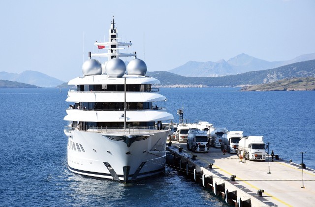 Super luksusowy jacht motorowy Amadea o długości 106 m i wysokości 18 m, to jeden z największych jachtów na świecie. MUGLA, TURCJA - 18 LUTEGO 2022 r.