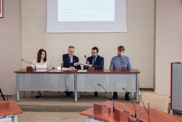 Burmistrz podpisał umowę na remonty siedmiu dróg w gminie Sępólno Krajeńskie
