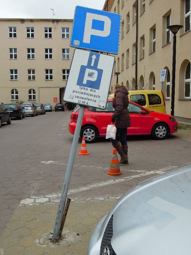 Znaki drogowe w Łodzi mają kłopoty z pionem [zdjęcia]