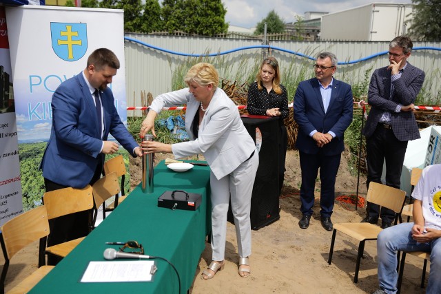 W czwartek, 14 czerwca, oficjalnie zainaugurowano budowę nowej siedziby Powiatowego Zespołu Szkół w Łopusznie. W fundament powstającego obiektu wmurowano kamień węgielny i kapsułę czasu.