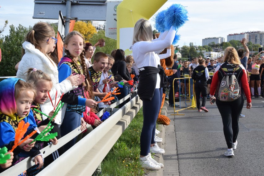 Bielska Dycha 2019 ZDJĘCIA. Ponad 900 biegaczy na starcie. Piękna rywalizacja bielskimi uliczkami 