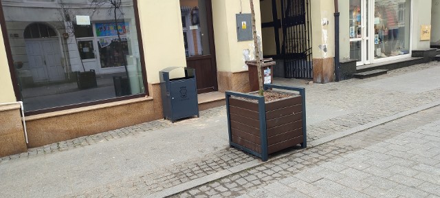W centrum miasta zamontowane zostały nowe pojemniki na śmieci