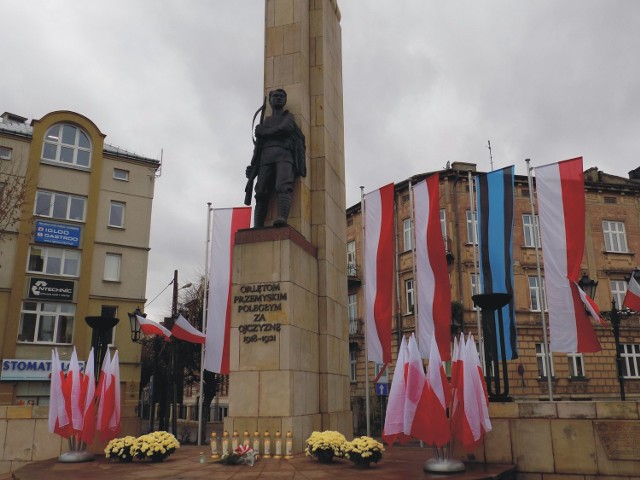 Pomnik Orląt Przemyskich, pierwotny, odsłonięty w 1938 r. stał kilkaset metrów dalej, na Pl. Konstytucji.