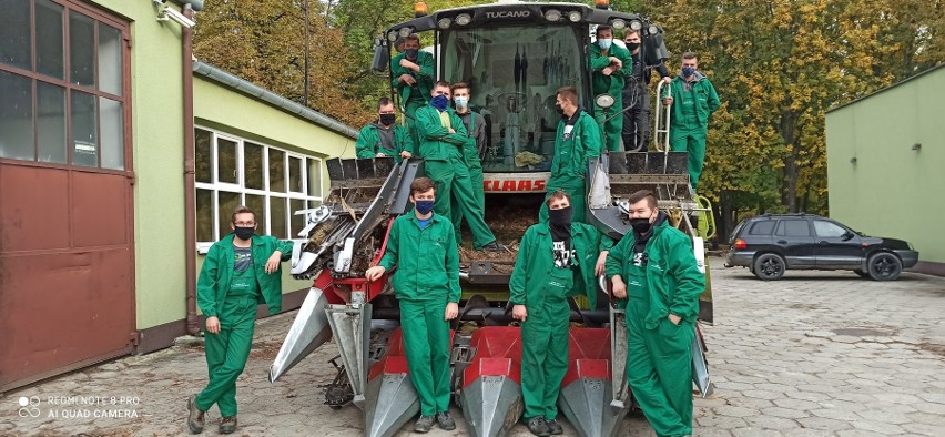 Kierujący Zespołem Szkół w Piotrkowicach Małych Jarosław Okrajek zapewnia, że szkoła dobrze radzi sobie z nauką hybrydową