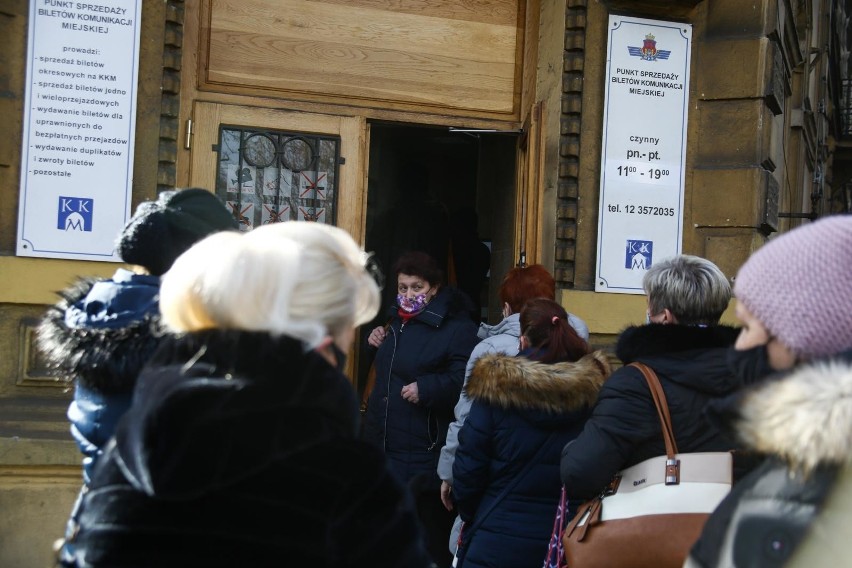 Kraków. Mieszkańcy mają już dość stania w kolejkach po bilety. Co na to MPK? [ZDJĘCIA]