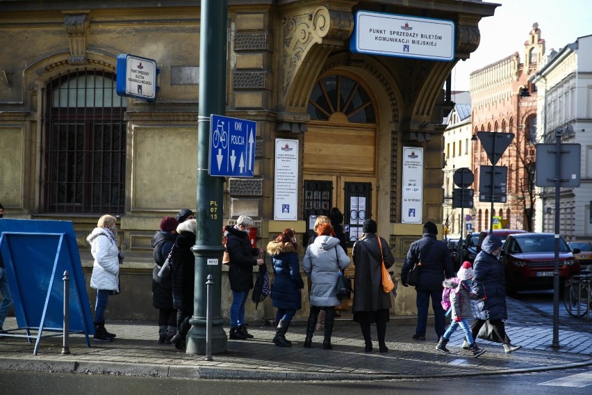 Kraków. Mieszkańcy mają już dość stania w kolejkach po bilety. Co na to MPK? [ZDJĘCIA]