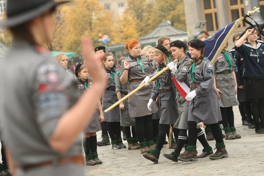 Ponad 200 harcerek na wrocławskim Rynku (ZDJĘCIA)