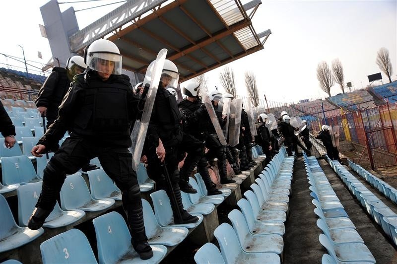 Ćwiczenia policji na stadionie Pogoni