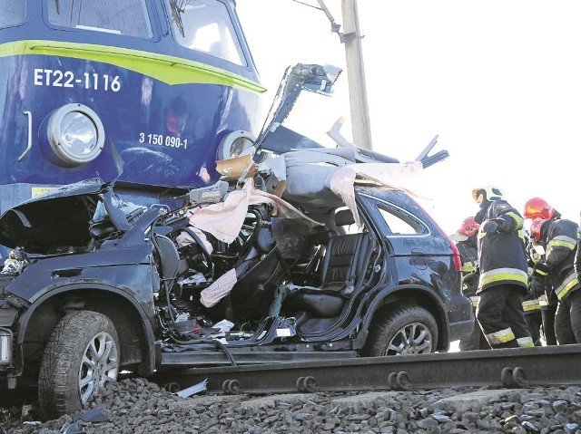 Strażacy, policja i pogotowie ratunkowe zjechali wczoraj rano do Piasków pod Kruszwicą. Ratownicy nie przypominają sobie podobnej tragedii w okolicy.