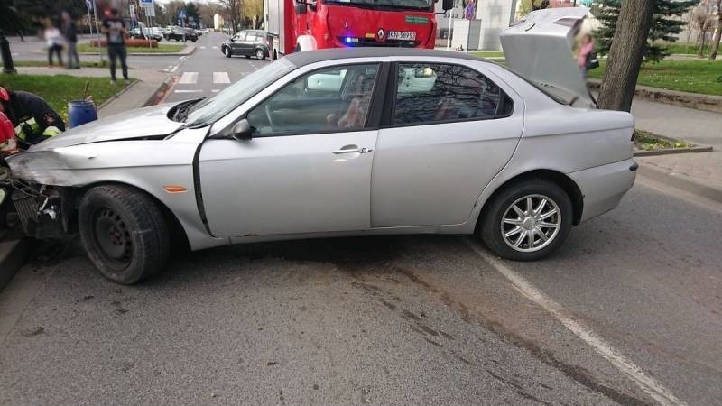 Nowy Sącz. Kierowca uderzył w znak drogowy na Alejach Wolności