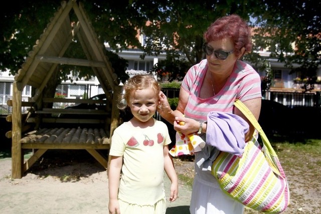 Pani Lucyna, babcia czteroletniej Michaliny chce, żeby dziecko jak najdłużej było w przedszkolu. - Żeby nie odbierać jej dzieciństwa - mówi.