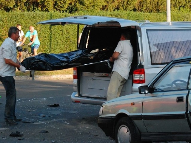 Tragiczny wypadek na skrzyżowaniu ulic Dąbrówki, Kazimierza Wielkiego i Konstytucji 3 Maja w Tarnobrzegu. Ciało 29-letniego motocyklisty jest zabierane z miejsca wypadku.