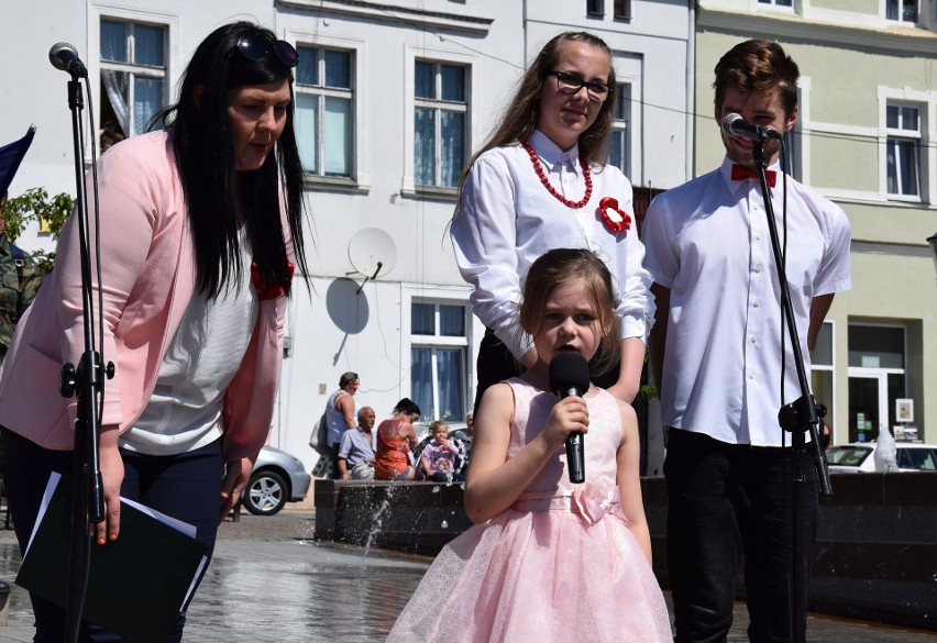 Duży Rynek w Świeciu pełen ludzi. Wszyscy zaśpiewali hymn europejski