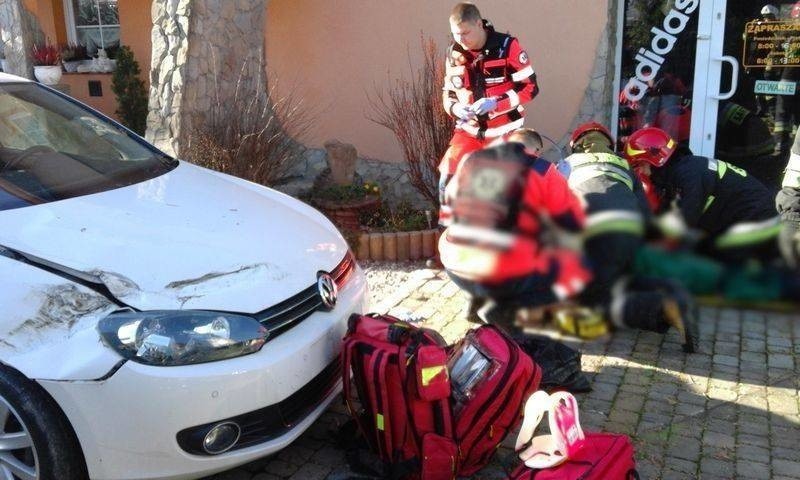 Kierowca nie pokonał zakretu. Rozbił płot, dom i inne auta [ZDJĘCIA]