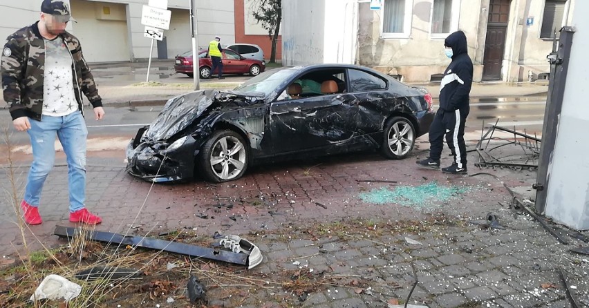 Wypadek w Słupsku. Rozbite BMW na ul. Deotymy. Auto wpadło na