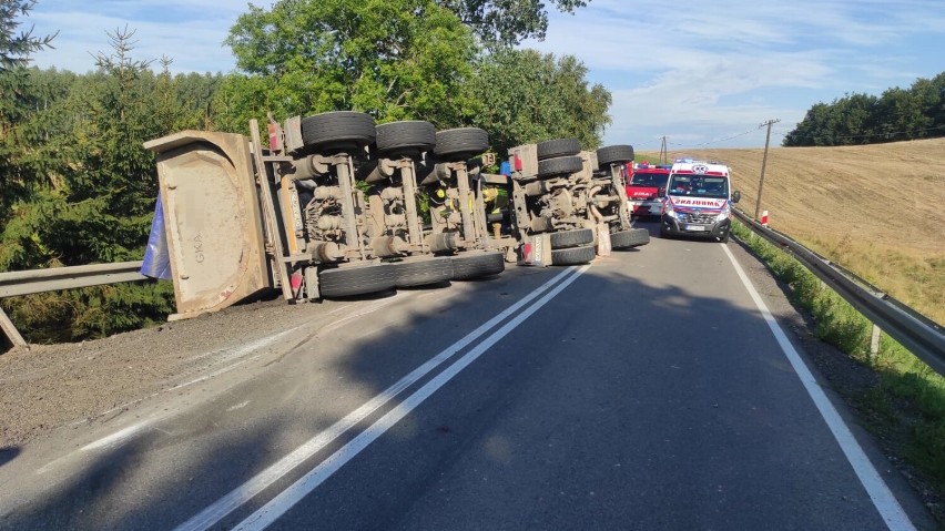 Wypadek w Półcznie. Droga krajowa nr 20 z Bytowa do Kościerzyny zablokowana! Na łuku przewróciła się ciężarówka