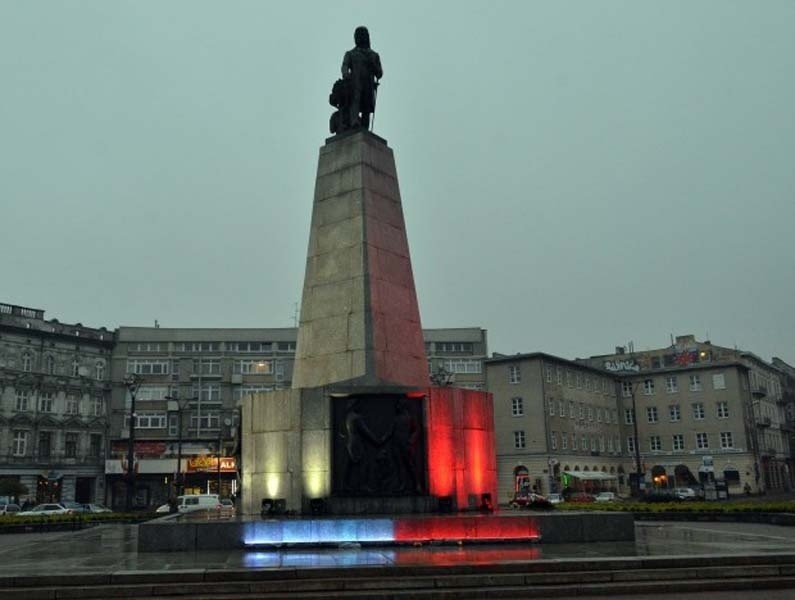 Biało-czerwony pomnik Tadeusza Kościuszki z okazji Dnia Flagi [ZDJĘCIA+FILM]