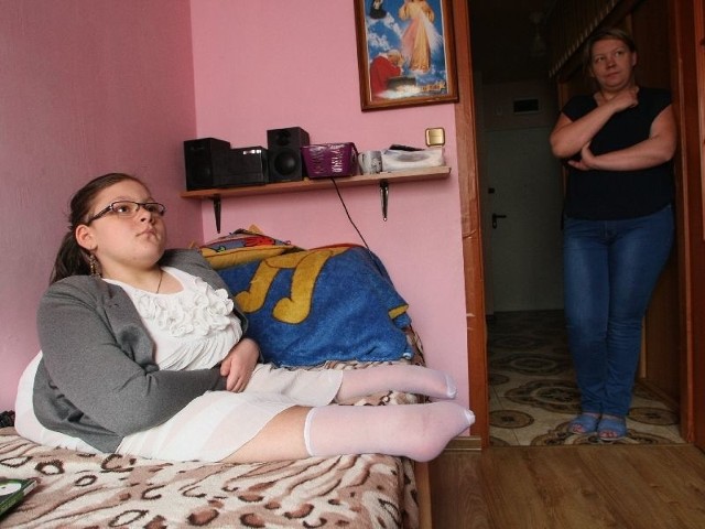Klaudia Cedrowska mieszka na siódmym piętrze. Wózkiem inwalidzkim po schodach nie zjedzie, dlatego od trzech dni nie opuszcza swojego mieszkania.