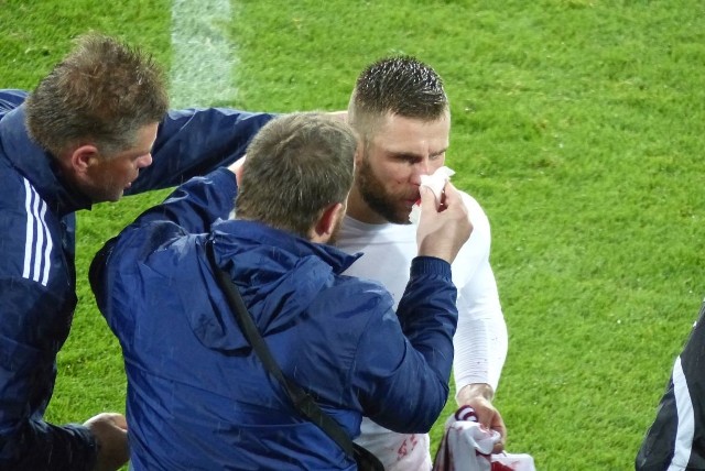 Patryk Małecki w pierwszej połowie doznał urazu, polała się krew…Musiał zmienić koszulkę.