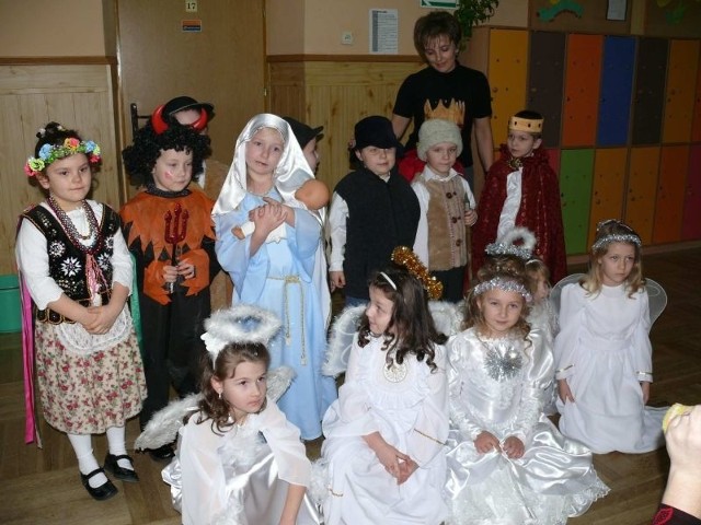 Przedszkolaki przygotowały widowisko jasełkowe wykonane we wspaniałych kostiumach.