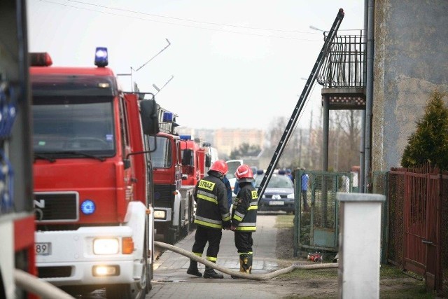 W gaszeniu pożaru przy ulicy Wośnickiej wzięło udział kilka zastępów straży pożarnej.
