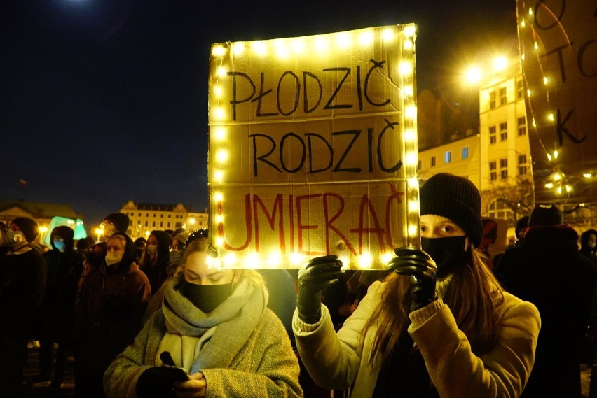 Zakaz aborcji w Polsce nie powoduje, że jej nie ma. Wsparcie...