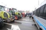 Związkowcy zablokowali traktorami Warszawę. „Premier nie docenił naszego poświęcenia, dlatego będziemy protestować dalej” 